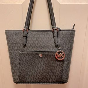 Jet Set Tote/ Md snap pocket tote/ nice size bag